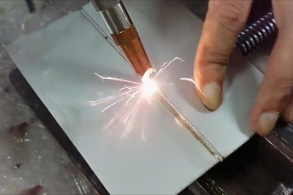 手持式激光焊接機與傳統(tǒng)焊接機比有什么優(yōu)勢？